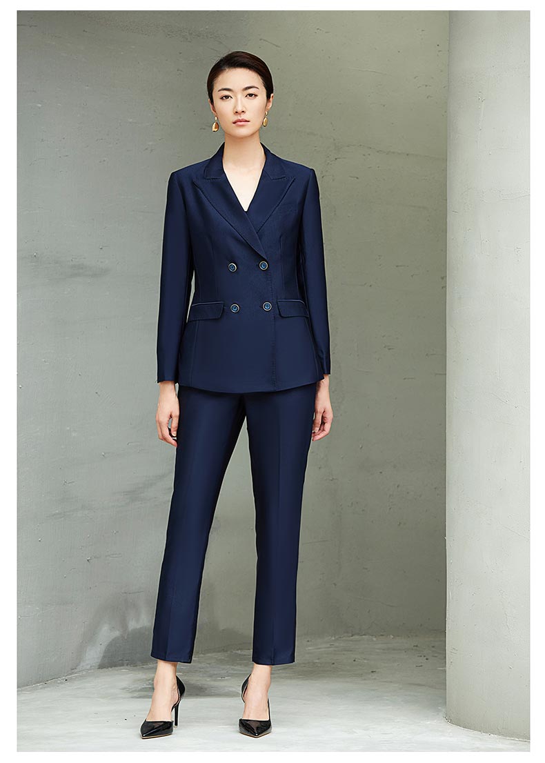 女士藍(lán)色雙排扣職業(yè)西服模特展示圖3